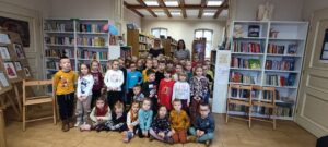 Spotkanie przedszkolaków w Gminnej Bibliotece Publicznej w Łęce Opatowskiej