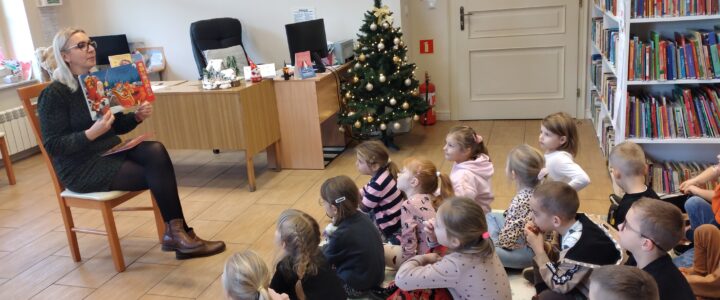 Wizyta dzieci z grupy ,,Serduszka” w Gminnej Bibliotece Publicznej w Łęce Opatowskiej.